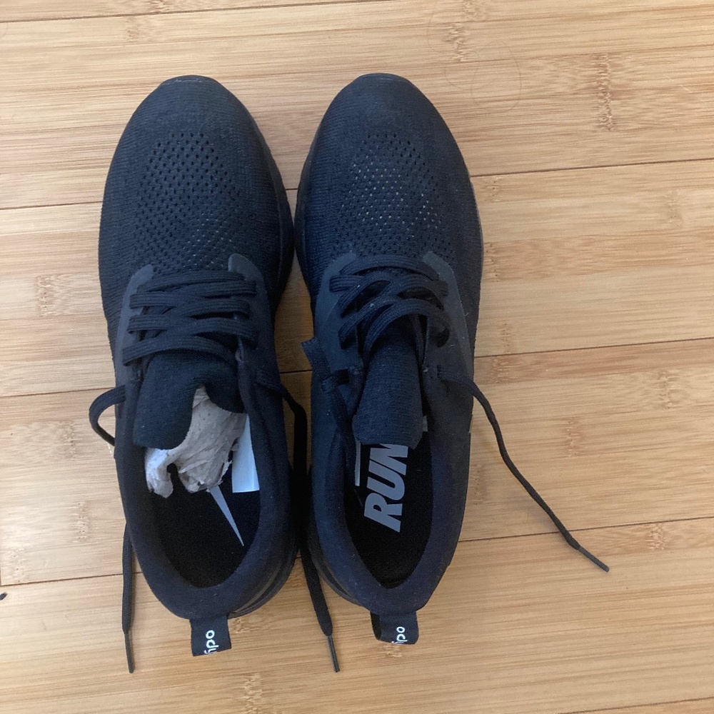 Nike Women’s Flyknit Odyssey React 2 Size 7